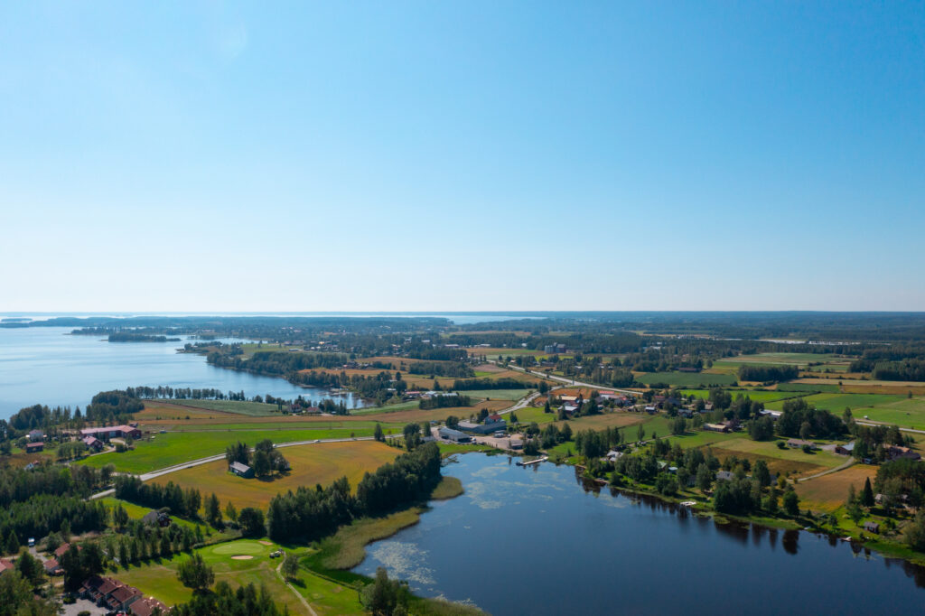 Ilmakuva Nykälänniemestä Lappajärveltä vettä, metsikköä ja kiemurtelevaa rantaviivaa